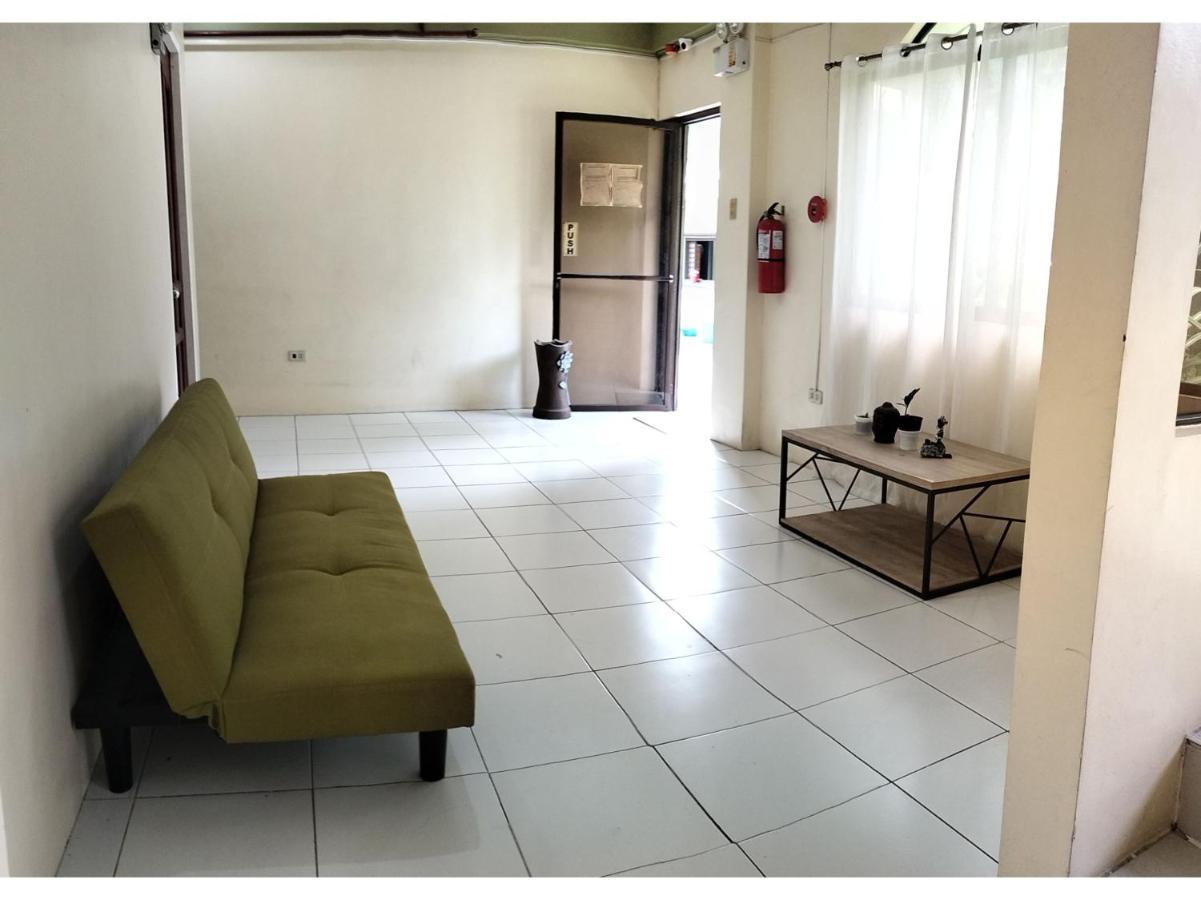 Oyo 800 Ddd Habitat Dormtel Bacolod Hotel Kültér fotó