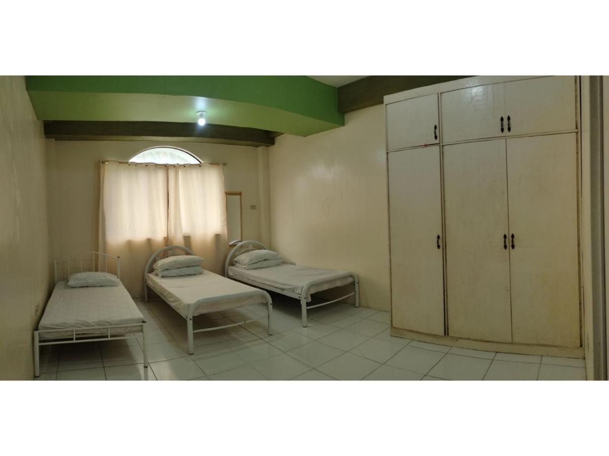 Oyo 800 Ddd Habitat Dormtel Bacolod Hotel Kültér fotó